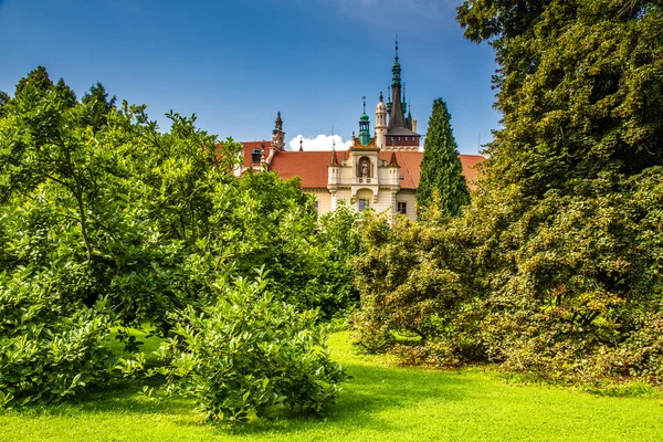 Nézd Castle torony-Pruhonice, Csehország. — Stock Fotó