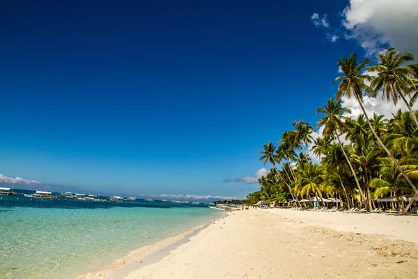 Tranquil Alona Beach con cielo azul, Filipinas — Foto de Stock