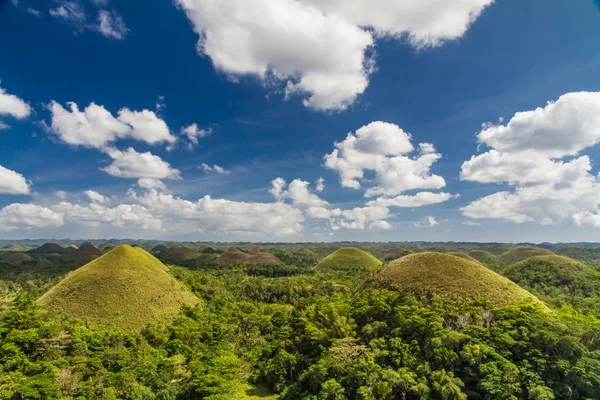 Chocolate Hills com nuvens e céu, Filipinas — Fotografia de Stock