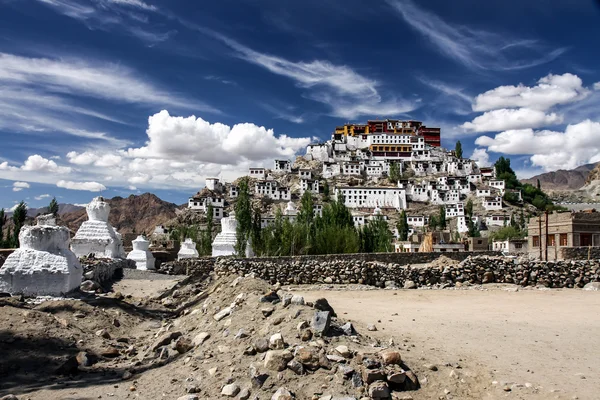 Thiksey-Kloster in Wolken und blauem Himmel, Indien — Stockfoto