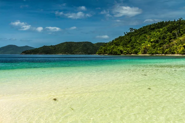 Tropical beach with jungle behind-Port Barton — Stock Photo, Image