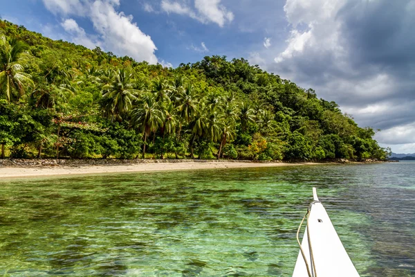 Παραλία με βάρκα και Palm δέντρα-Palawan, Φιλιππίνες — Φωτογραφία Αρχείου