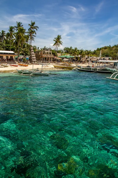 Zielone wybrzeże tropikalne Apo island Filipiny — Zdjęcie stockowe