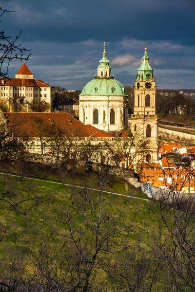 视图的尼古拉教堂-布拉格，捷克共和国 — 图库照片