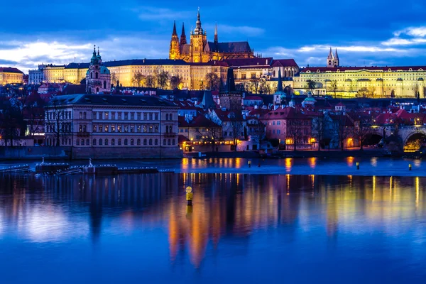 Castelo de Praga sobre o rio Vltava-Praga, República Checa . — Fotografia de Stock