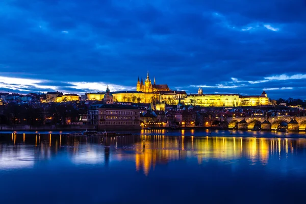 Castelo de Praga e Ponte Carlos-Praga, República Checa . — Fotografia de Stock