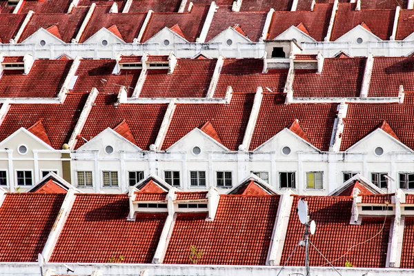 Casas adosadas blancas rojas - Melaka, Malasia —  Fotos de Stock