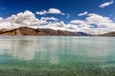 Mavi Pangong göl Dağları-Ladakh, Hindistan ile