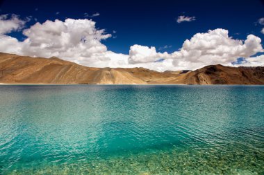 Mavi Pangong göl Dağları-Ladakh, Hindistan ile