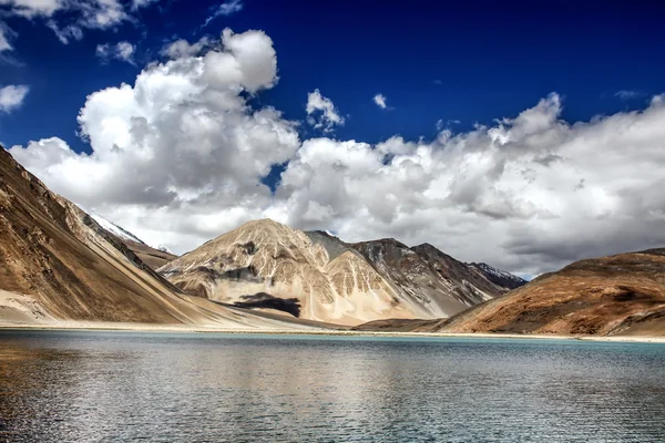 Pangong Tso Blue Silver a horských Ladakh, Indie — Stock fotografie