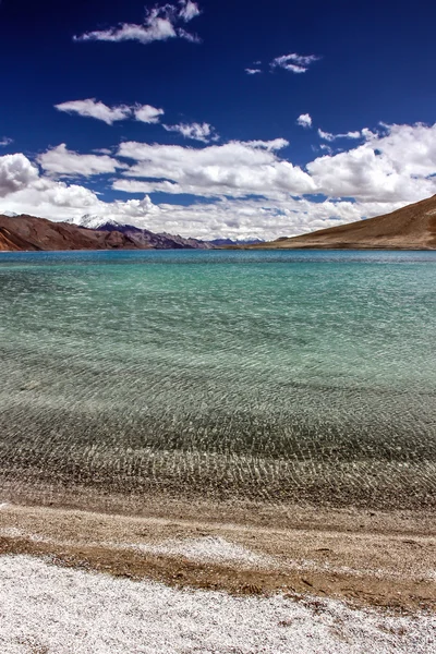 Lago Pangong com montanhas tibetanas-Ladakh, Índia — Fotografia de Stock