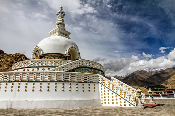 Shanti stupa com céu e nuvens-Leh, Ladakh, Índia — Fotografia de Stock