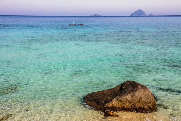 ビーチ、マレーシアとターコイズ海 Perhentians — ストック写真