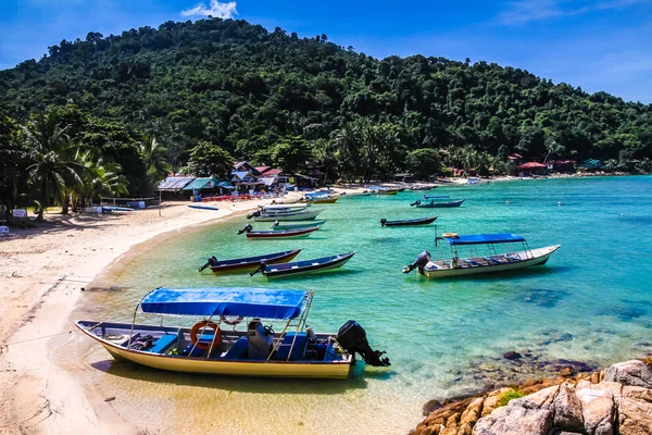 Mar Turquesa y Playa Vacía con Barcos-Malasia — Foto de Stock