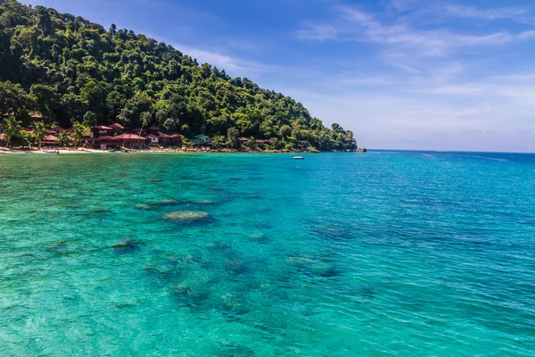 Palmiye ağaçları ve mavi gökyüzü ile turkuaz Denizi — Stok fotoğraf