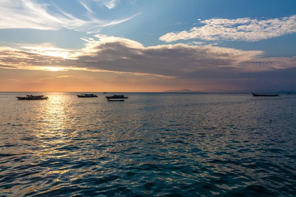 Sunset with colorful sky and boats on the sea — Stock Photo, Image