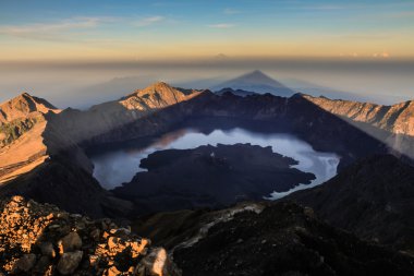 Sunrise görünümü Mt.Rinjani-Lombok, Endonezya, Asya