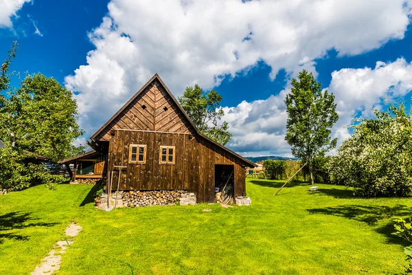 Casa de aldeia de madeira tradicional-República Checa — Fotografia de Stock