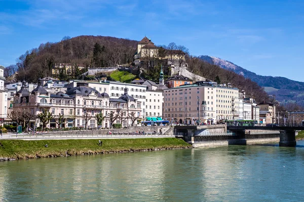Riverside a Salzach folyó-Salzburg, Ausztria, Európa — Stock Fotó