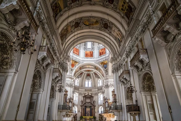 Kleurrijke middenbeuk van Salzburg kathedraal-Oostenrijk — Stockfoto