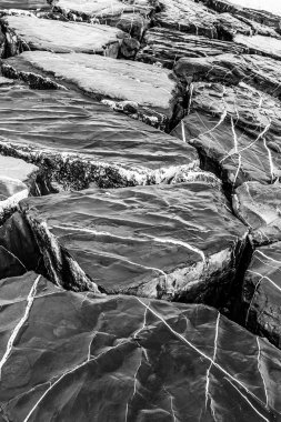 Ayrıntı üzerinde beyaz çizgilerle siyah taştan