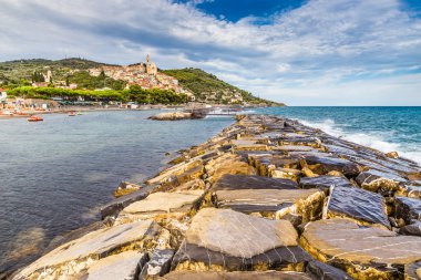 Taş köstebek ve Cervo sırasında günbatımı-Cervo, İtalya