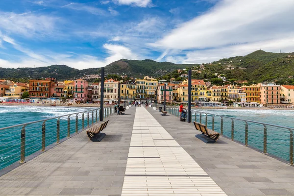 Vista del topo que conduce a la ciudad de Alassio, Italia —  Fotos de Stock