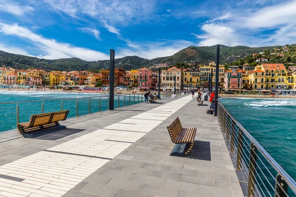 Vista del topo que conduce a la ciudad de Alassio, Italia —  Fotos de Stock