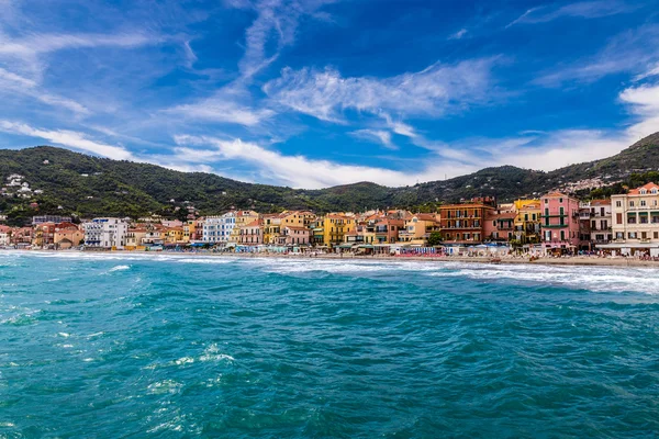 Alassio Med fargerike bygninger Alassio, Italia – stockfoto