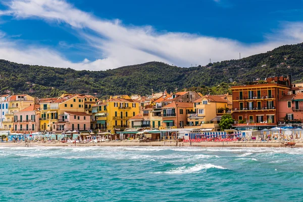 Alassio Med fargerike bygninger Alassio, Italia – stockfoto