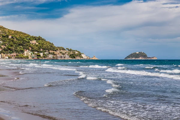 Gallinara Island and Town of Alassio in Italy — Stock Photo, Image