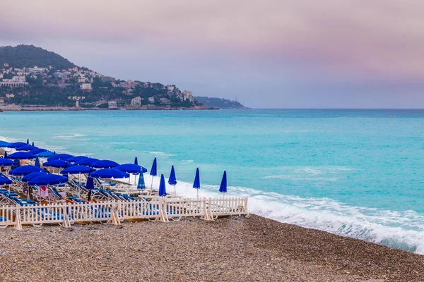 Steniga stranden med solstolar-Nice, Frankrike — Stockfoto