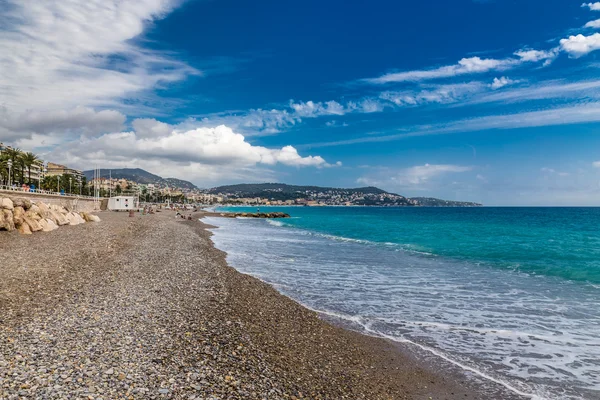 Blick auf den steinigen Stadtstrand in nice-nice, Frankreich — Stockfoto