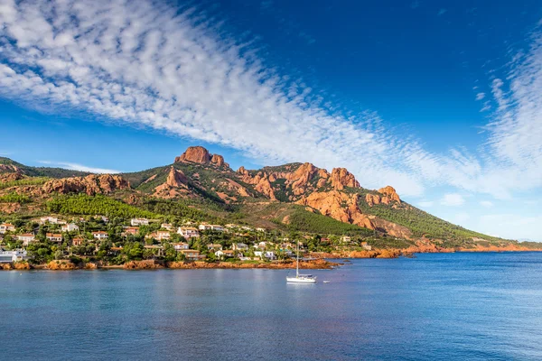 Vesnice, mezi červenými skálami Esterel Massif Francie — Stock fotografie