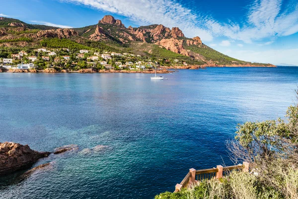 Χωριό μεταξύ κόκκινα βράχια του Esterel Massif-Γαλλία — Φωτογραφία Αρχείου