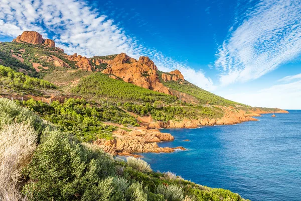 Esterel 地块法国里维埃拉，法国的红色岩石 — 图库照片