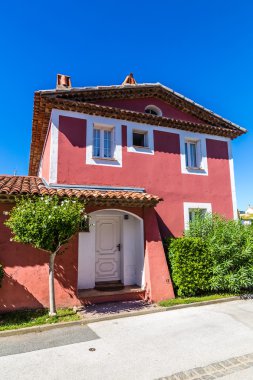 Pembe evde ve yeşil ağaçlar Port Grimaud-Fransa