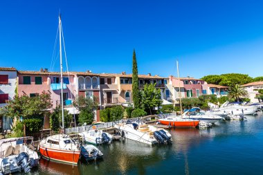 Renkli evler ve tekneler Port Grimaud-Fransa