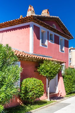 Pembe evde ve yeşil ağaçlar Port Grimaud-Fransa