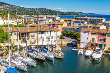 Renkli evler ve tekneler Port Grimaud-Fransa