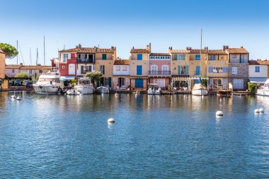 Renkli evler ve tekneler Port Grimaud-Fransa