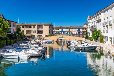 Renkli evler ve tekneler Port Grimaud-Fransa