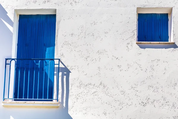 Witte muur & blauwe venster & deur-Port Grimaud, Frankrijk — Stockfoto