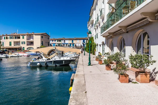 Casas coloridas e barcos em Port Grimaud-France — Fotografia de Stock