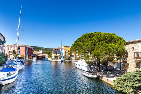 Renkli evler ve tekneler Port Grimaud-Fransa