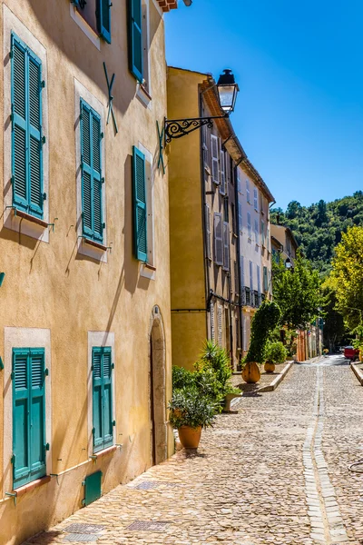 Rua romântica na cidade de Collobrieres-França — Fotografia de Stock