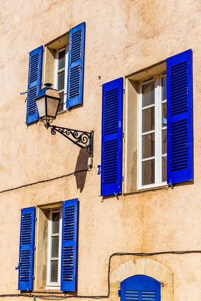 Ocher Wall, Lampada e finestra blu-Provemnce, Francia — Foto Stock