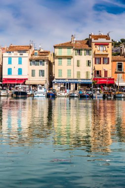 Renkli binalar içinde şehir merkezi-Cassis, Fransa