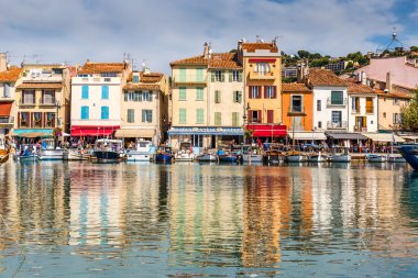 Renkli binalar içinde şehir merkezi-Cassis, Fransa
