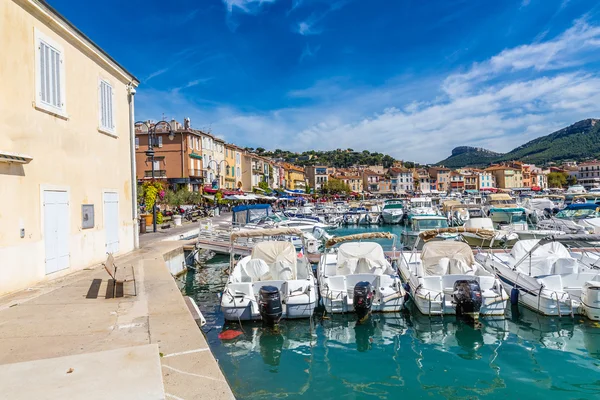 Båtar och byggnader i staden centrerar-Cassis, Frankrike — Stockfoto